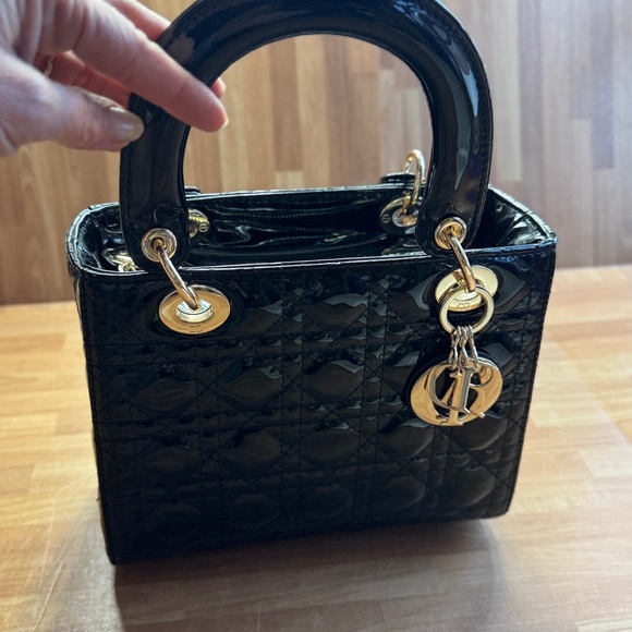 Black shiny purse with optional strap new in box - Picture 3 of 16